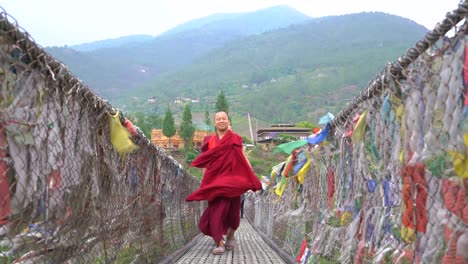 Die-Lamas-Oder-Buddhistischen-Mönche-Gehen-Auf-Der-Wackeligen-Hängebrücke-In-Punakha,-Bhutan