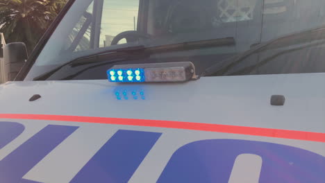 Schneller-Zoom-Schwenk-In-Nahaufnahme-Der-Roten-Und-Blauen-Polizeilichter-An-Einem-Polizeifahrzeug