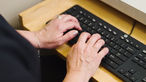 Secretary-typing-on-a-keyboard