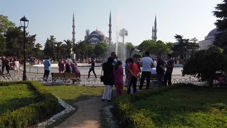 Hyperlapse-Video:-Nicht-Identifizierte-Personen-Gehen-Herum-Und-Erkunden-Die-Blaue-Moschee-Oder-Die-Sultan-Ahmet-Moschee,-Ein-Beliebtes-Wahrzeichen-In-Istanbul,-Türkei