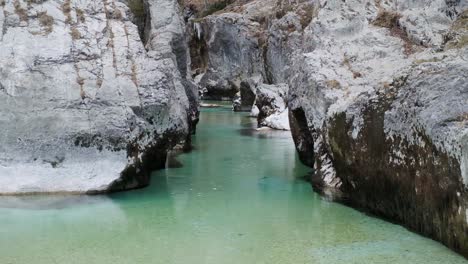 Schöne-Aussicht-Auf-Das-Türkisfarbene-Wasser,-Das-Den-Fluss-Am-Fluss-Soca,-Slowenien,-Hinuntergeht