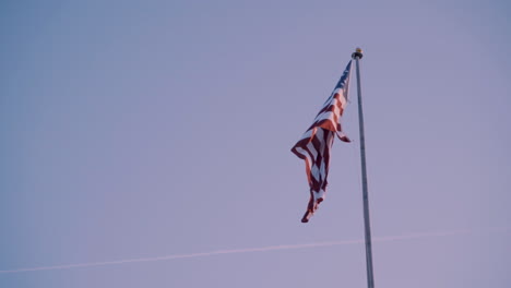Bandera-Americana-En-Lo-Alto-De-Un-Poste-Ondeando-Al-Viento