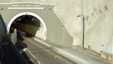 Ein-Zeitraffer-Von-Autos,-Die-Durch-Den-Mt.-Vic-Tunnel-In-Wellington,-Neuseeland,-Hinein--Und-Herausfahren