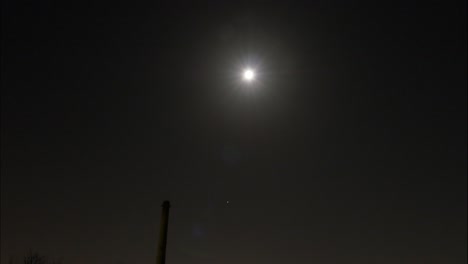 Zeitraffer-Des-Mondes-Mit-Wolken-In-Einer-Sternenklaren-Nacht