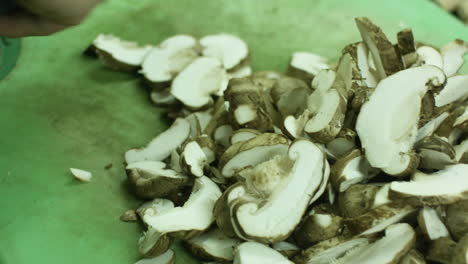 Der-Erfahrene-Koch-Schneidet-Mühelos-Viele-Pilze-In-Kleine-Stücke