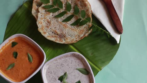 Rotierendes-Oothappam---Dosa---Südindisches-Frühstück-Mit-Reis,-Linsen-Und-Gemüse,-Serviert-Mit-Kokosnuss-Chutney,-Isoliert-Auf-Grünem-Hintergrund