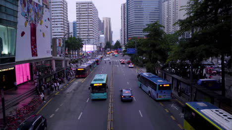 Vista-Del-Tráfico-De-La-Tarde-En-La-Calle-De-Shenzhen,-China.