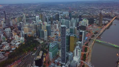 Luftaufnahme-Einer-Stadt-Brisbane-Und-Eines-Flusses-Am-Abend