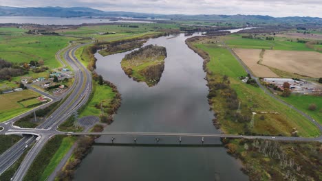 Fliegen-Sie-An-Der-Autobahnausfahrt-Den-Waikato-River-Hinauf