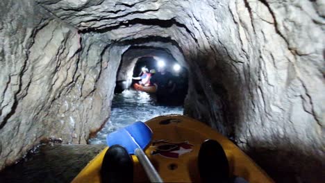 Kayak-En-Cuevas-Subterráneas-En-Eslovenia
