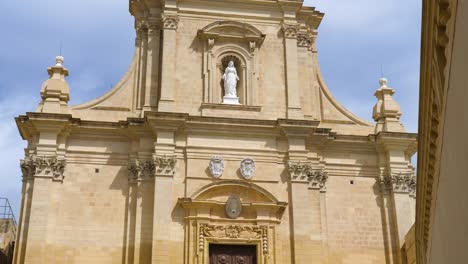 Vista-De-La-Basílica-De-Nuestra-Señora-Del-Patrocinio-De-La-Iglesia-De-La-Calle-L&#39;gÄ§asri-Malta-Alrededor-De-Marzo-De-2019