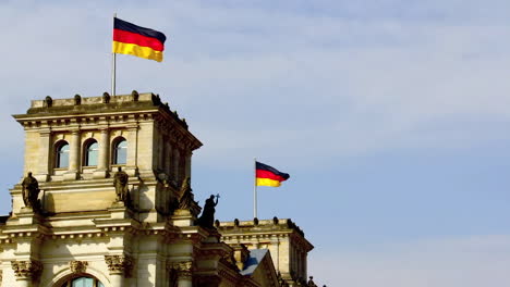 Zeitraffer-Der-Deutschen-Flagge,-Die-Im-Wind-Auf-Einem-Gebäude-In-Berlin-Weht