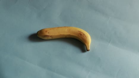 Bananen-Drehen-Sich-In-Einem-Kreis,-Der-Auf-Blauem-Hintergrund-Isoliert-Ist