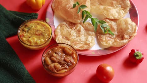 Rotation-Chole-Bhature-Oder-Kichererbsen-Curry-Und-Gebratenes-Puri,-Serviert-In-Terrakotta-Geschirr-Vor-Dem-Hintergrund