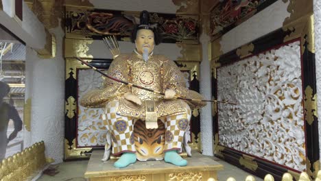 La-Estatua-Del-Guerrero-Dorado-De-Madera-Que-Representa-A-Un-Gobernante-En-El-Templo-Del-Santuario-Toshogu-En-Nikko,-Japón