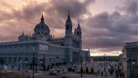 Timelapse-of-a-sunset-in-the-Almudena-Cathedral,-Madrid