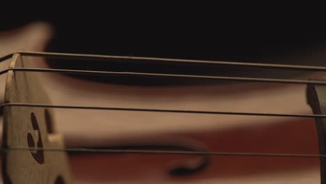 Makro-Nahaufnahme-Von-Cello,-Cellobogen,-Cellospiel-Und-Pulsierenden-Streichern,-Musikvideo,-Cellospieler