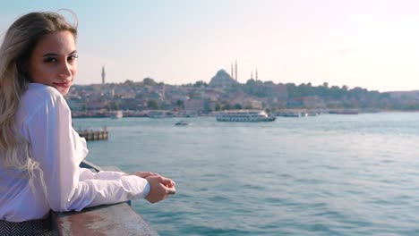 Schönes-Mädchen-Steht-über-Der-Galata-Brücke-Und-Genießt-Den-Blick-Auf-Den-Bosporus-In-Istanbul,-Türkei