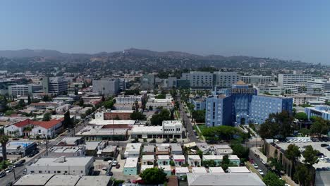 4K-Drohnenschwenkaufnahme-Des-Gebäudes-Und-Des-Campus-Der-Scientology-Kirche-Am-Sunset-Blvd-In-Los-Angeles,-Kalifornien