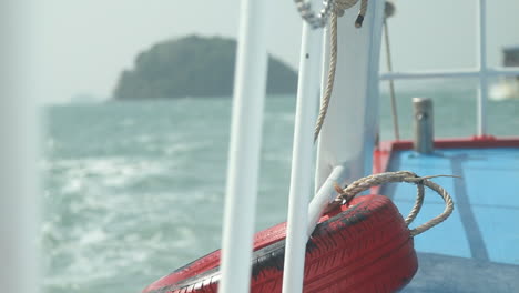 Boot-Im-Ozean-Der-Küste-Von-Thailand,-Bootsbewegung