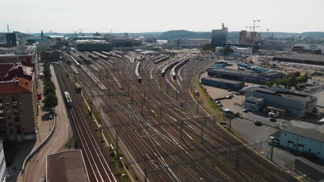 Luftaufnahme-über-Die-Schienen,-Die-Mit-Zügen-Und-Straßenbahnen-In-Den-Göteborger-Hauptbahnhof-Einfahren