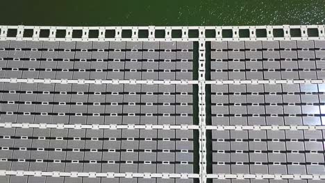 Schwimmendes-Solarpanel-Auf-Dem-Teich