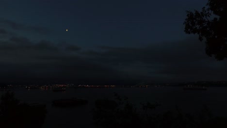Zeitraffer-Eines-Bewölkten-Sonnenaufgangs-über-Dem-Hafen-Von-Tacoma,-Washington