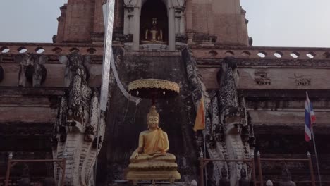 A-rising-reveal-shot-of-the-entrance-to-the-Wat-Chedi-Luang,-also-known-as-the-Jedi-Luang-and-â€œThe-temple-of-the-Great-Stupaâ€-in-Thailand