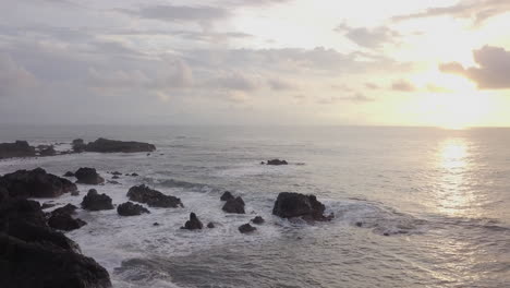 Wellen,-Die-Bei-Sonnenuntergang-Leicht-Auf-Felsen-Krachen