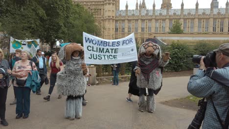 Klimawandel-Demonstranten-Lobbyarbeit-An-Den-Ufern-Der-Themse-Und-Vor-Den-Häusern-Des-Parlaments-Als-Teil-Der-Zeit-Ist-Jetzt-Protestieren