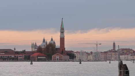 Goldener-Sonnenuntergang-Am-Canal-Grande-Von-Venedig-Mit-Vorbeifahrenden-Schiffen-Und-Booten-Und-Dem-Kunstmuseum-Punta-Della-Dogana-Im-Hintergrund