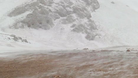 Fahren-Sie-Mitten-Im-Winter-Mit-Einem-Schneesturm-Und-Eisigen-Bedingungen-über-Den-Song-Kol-See
