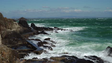 Bei-Starkem-Wind-Schlagen-Schwere-Wellen-Auf-Die-Küstenverteidigung-Von-Collioure-Ein
