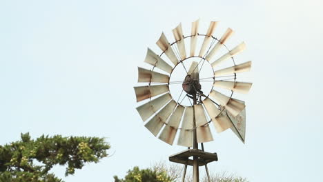 Windmill-spinning-in-the-wind