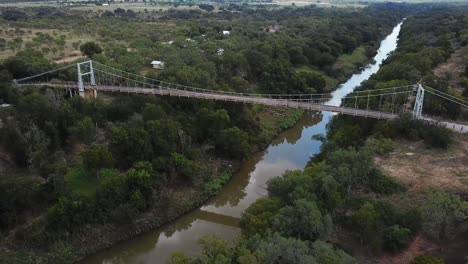 Viejo-Puente-Colgante-Sobre-El-Río-En-El-Campo-Rural-De-Texas