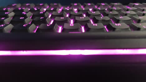 Tastatur-Mit-Lichtern-Auf-Einem-Tisch