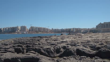 Blick-Auf-Eine-Bucht-Mit-Gebäuden-In-Der-Unterentwicklung-Auf-Malta