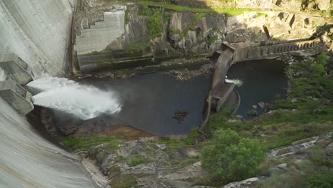 Wasser-Strömt-Durch-Die-Schleusentore-Des-Staudamms-Im-Norden-Portugals