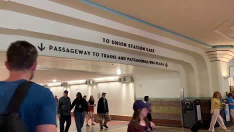 Passagiere,-Die-Den-Langen-Korridor-Betreten-Und-Verlassen,-Der-Zu-Zügen-Und-Bussen-An-Der-Union-Station-Los-Angeles-Führt