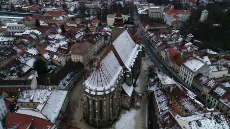 Aerial-view-of-Romania's,-Brasov's-Black-Church-during-holiday-season