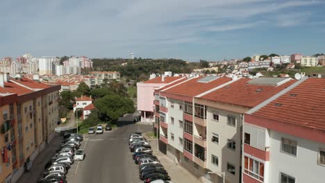 Breite-Luftaufnahme-Typischer-Portugiesischer-Häuser---Vorstadt-Von-Lissabon