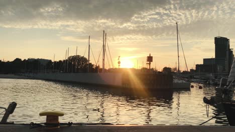 Ein-Wunderschöner-Sonnenuntergang-In-Einem-Yachthafen-Am-Meer