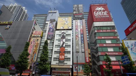 Straßenansicht-Von-Akihabara,-Tokios-Geschäftigem-Elektronik--Und-Mandala-Einkaufsviertel,-Mit-Werbetafeln-Auf-Wolkenkratzern