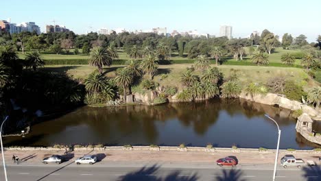 Luftaufnahmen-Von-Drohnen-Im-Park-Lake-Parque-Rodo,-Montevideo,-Uruguay