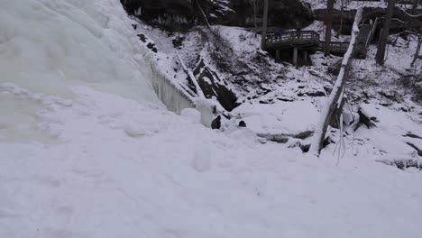 Gefrorener-Wasserfall-An-Einem-Kalten-Tag-Während-Des-Polarwirbels