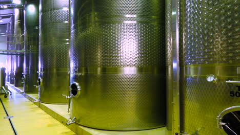 Stainless-steel-wine-tanks-for-the-maturing-of-wine