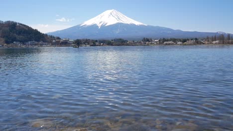 Natürliche-Landschaftsansicht-Des-Fuji-Vulkanbergs-Mit-Dem-Kawaguchi-See-Im-Vordergrund-–-Kurzes-4K-UHD-Videofilmmaterial