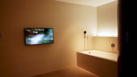 Weitwinkelaufnahme-Eines-Modernen-Badezimmers-Mit-LED-Anzeige