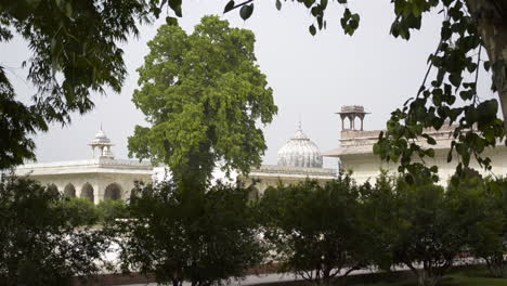 Toma-Panorámica-Del-Jardín-De-Hermosas-Arquitecturas-Interiores-Exteriores-De-Mármol-Blanco-Antiguo-Del-Fuerte-Rojo-Delhi-toma-Panorámica