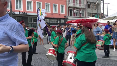 Trommelgruppe-São-Joãozinho-Bei-Der-Parade-In-Der-Stadt-Porto